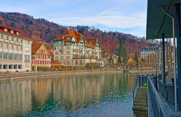 スイスのトゥーン旧市街の堤防上の家。トゥーンはスイスのベルン州にある都市です。トゥーン湖からアーレ川が流れ出る場所にあります。