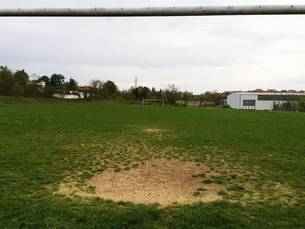 Foto case sul campo contro il cielo