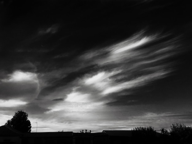 Foto case sul campo contro il cielo