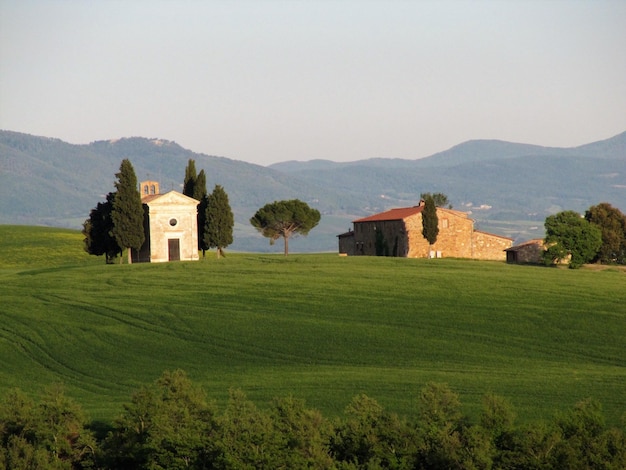 Foto case in un campo