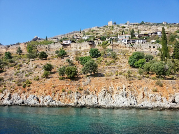 Foto case sulla collina vicino al mare contro il cielo blu