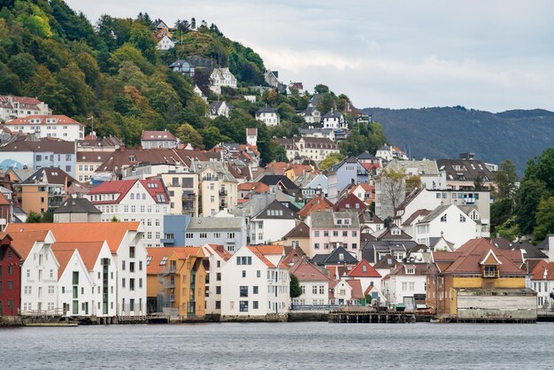 Le case fiancheggiano il porto di bergen