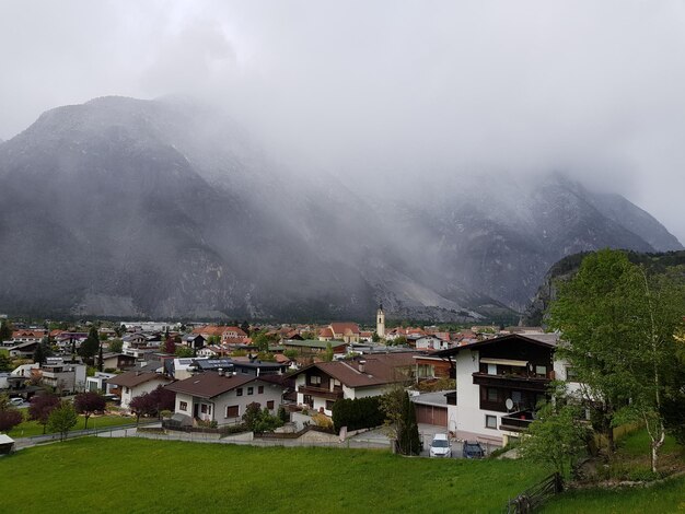 Foto case sulla montagna contro il cielo