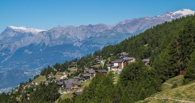 明るい青い空に照らされた山の景色の家