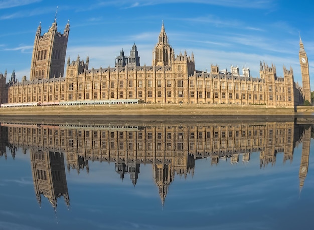 Houses of Parliament weerspiegeld in de rivier de Theems in Londen met fi