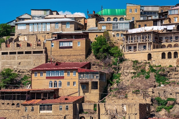 Dagestan의 Chokh 산악 마을의 바위가 많은 경사면에 있는 집들