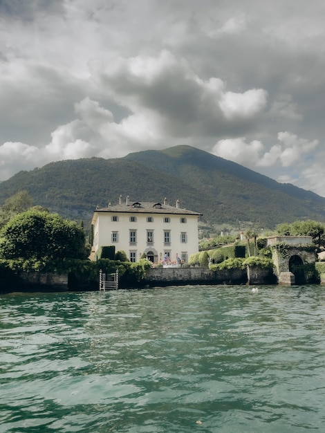 イタリアのコモ湖畔の家々