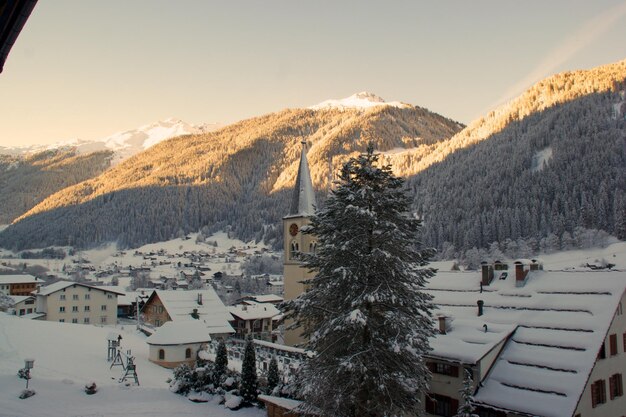 Photo houses on snow covered mountains against sky