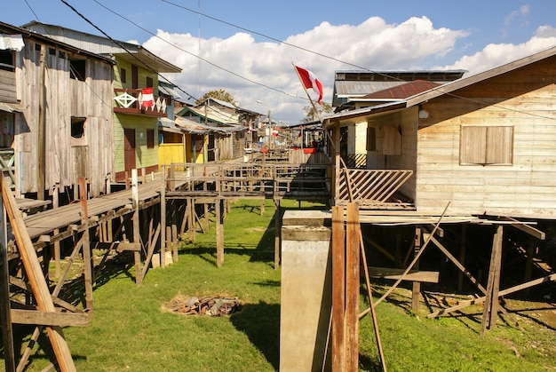 Photo houses on stilts rise above the polluted water in islandia peru