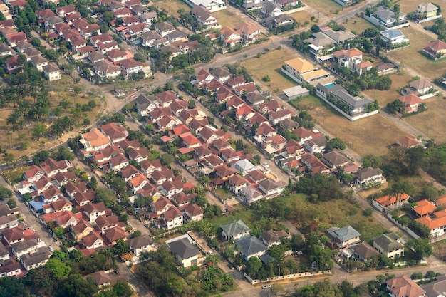 Case in thailandia una vista dalla finestra dell'aeroplano sfondo di architettura