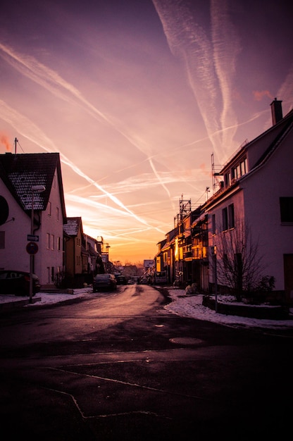 Photo houses in town against sky at sunset