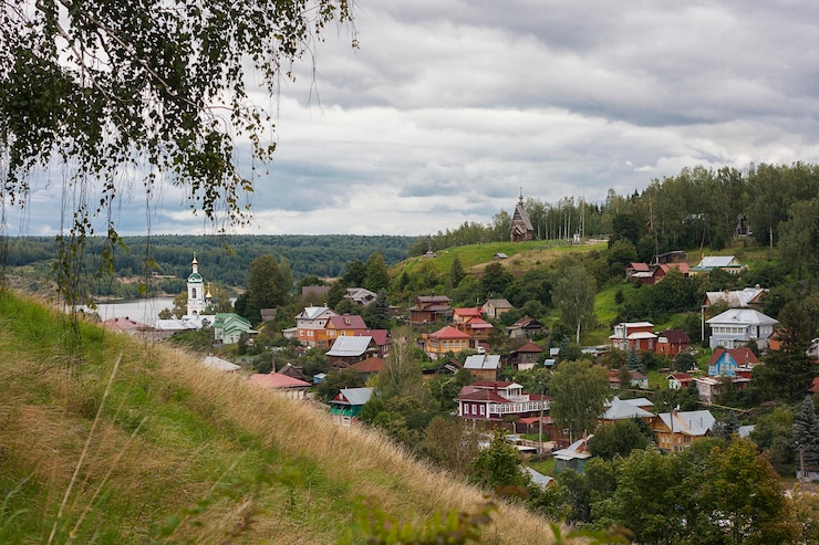 Фотография дома в городе на фоне неба