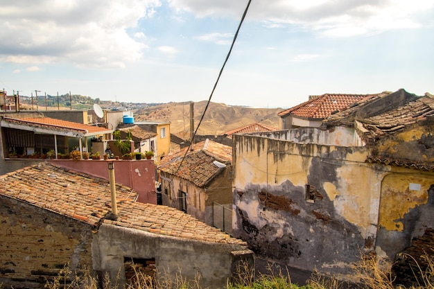 Foto case in città contro il cielo