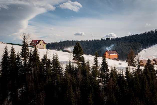 Foto case sulla collina d'inverno