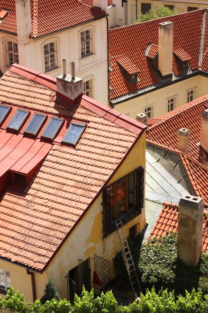 Foto case con i tradizionali tetti rossi nella piazza della città vecchia di praga nella repubblica ceca