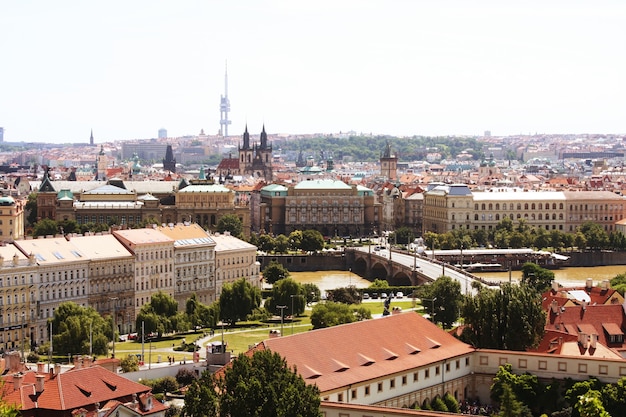 Дома с традиционными красными крышами в Праге. Прага (Praha) - столица и крупнейший город Чехии.