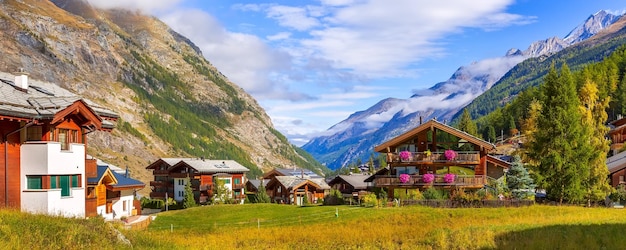 Foto case nel villaggio alpino di zermatt, in svizzera