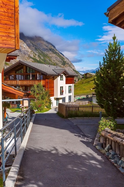 Foto case nel villaggio alpino di zermatt, in svizzera