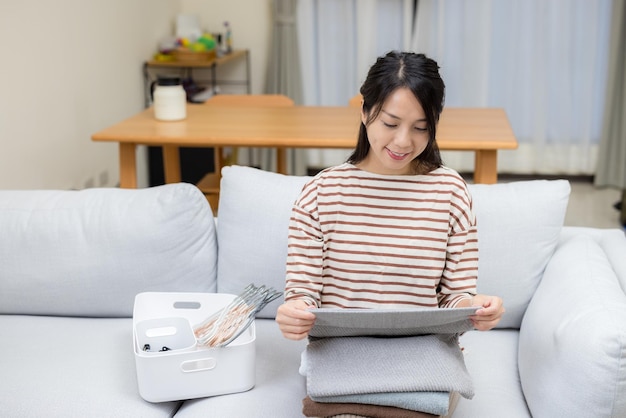 主婦は家で洗ったタオルで折りたたむ