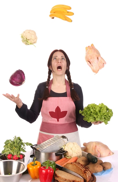 Photo housewife juggling with fruit and vegetables