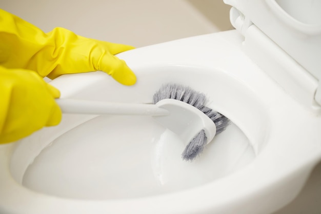 Housewives use a brush to clean the bathroom to remove dirt and take care of sanitary ware