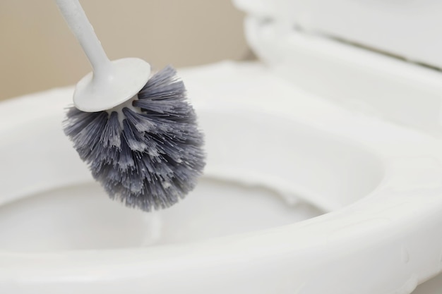 Housewives use a brush to clean the bathroom to remove dirt and take care of sanitary ware