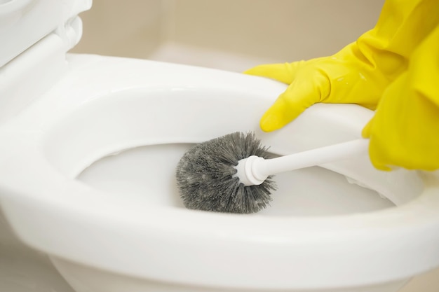 주부들은 브러시를 사용하여 욕실을 청소하고 위생 용품을 관리합니다.