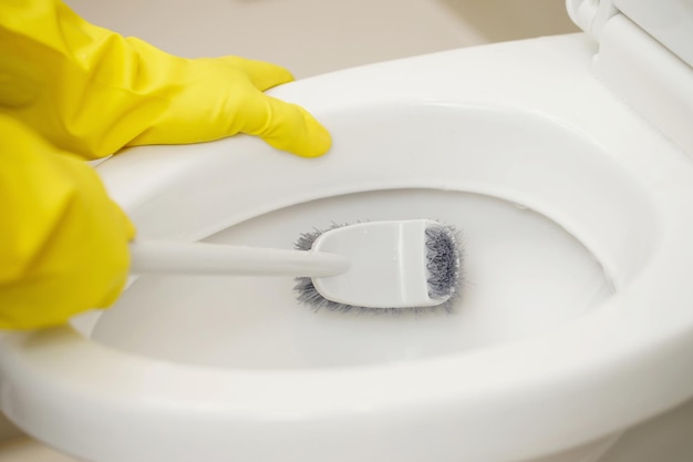 Housewives use brushes to clean the bathroom and take care of sanitary wares