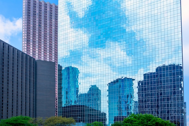 I grattacieli del centro di houston descrivono lo specchio del cielo blu