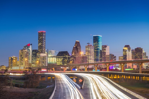 Foto orizzonte del centro di houston texas usa sopra le autostrade al crepuscolo