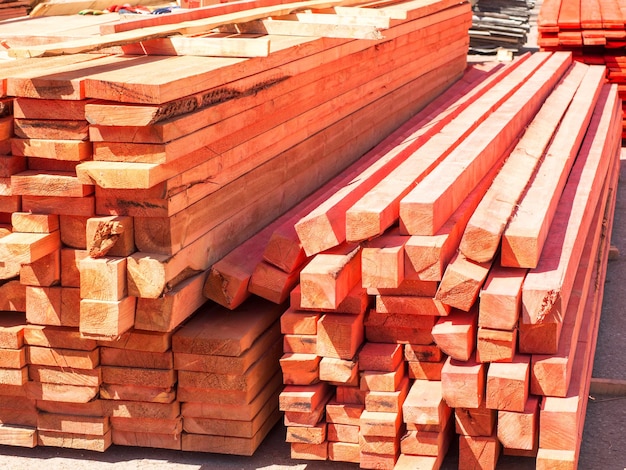 Hout en planken zijn behandeld met een vocht- en insectenwerend middel