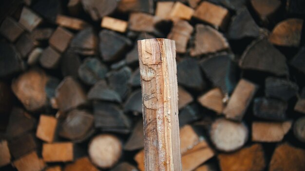 Hout hakken met een bijl in houtstapel log op de stronk