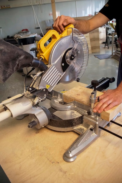 Hout snijden met een motorzaag in een werkplaats