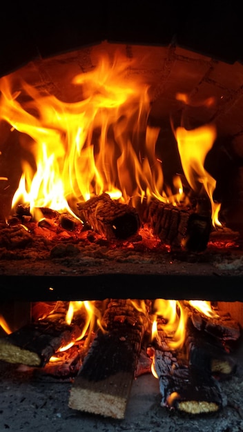 Hout verbranden in de open haard
