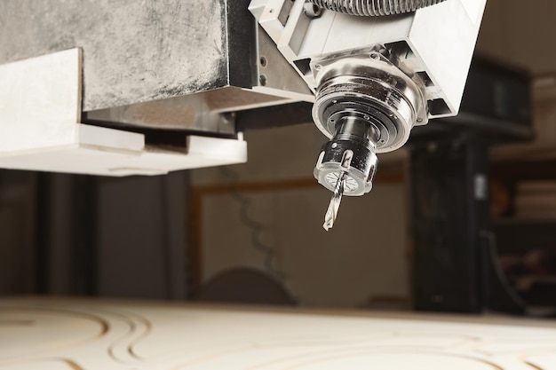 Hout zagen met behulp van een machine met numerieke besturing Cnc-tool