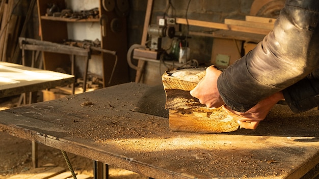 Hout zagen met een cirkelzaag