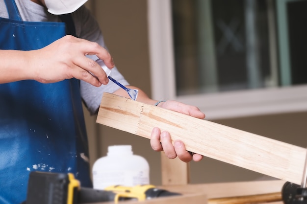 Houtbewerkingsbedrijven gebruiken lijm om de houten onderdelen in elkaar te zetten en zo een houten tafel voor hun klanten te bouwen