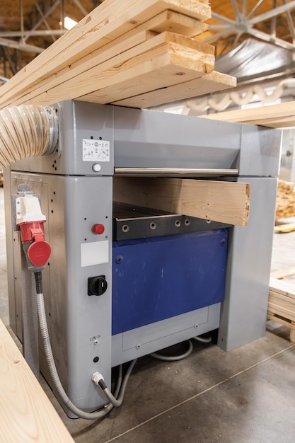 Houtbewerkingsindustrie cirkelzaag voor hout Houtsnijmachine close-up foto Zagen van hout in productie Vervaardiging van houten producten kopieer ruimte