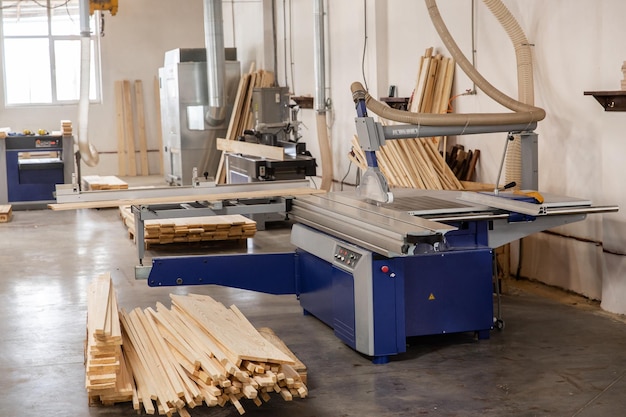 Houtbewerkingsindustrie cirkelzaag voor hout Houtsnijmachine close-up foto Zagen van hout in productie Vervaardiging van houten producten kopieer ruimte