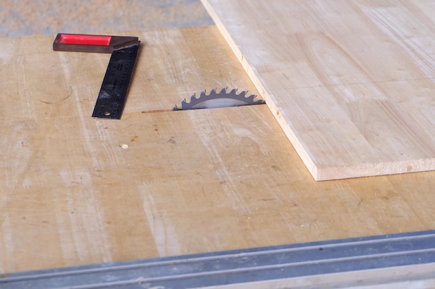 Houtbewerkingsmateriaal, het werk op houten plank in workshop