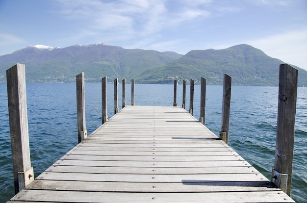 Houten aanlegsteiger aan zee in Ticino, Zwitserland