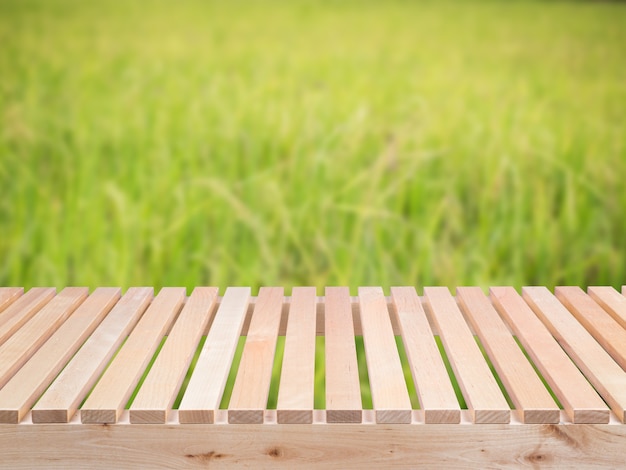 Houten aanrecht of houten balkon op groene veld achtergrond