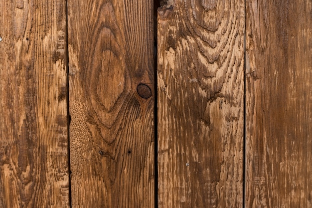 Houten achtergrond gemaakt van planken. De boom is donker van kleur.