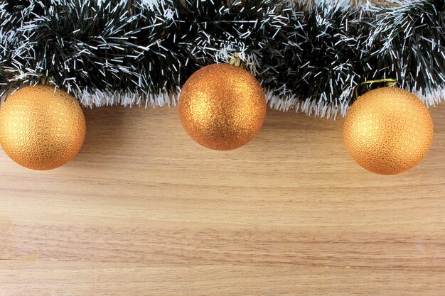 Houten achtergrond, Kerstmisdecoratie met ballen en giften, decoratieve boomtakken