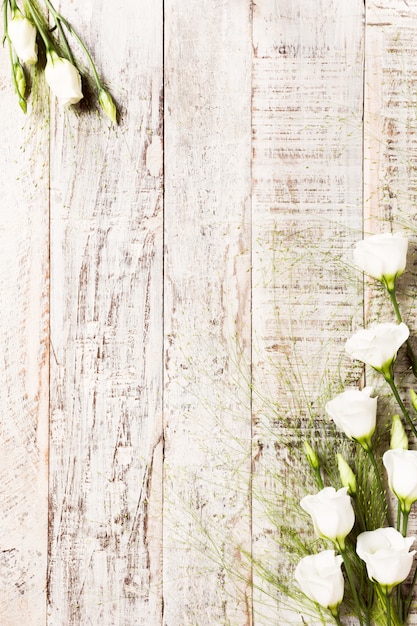 Houten achtergrond met boeket van witte bloemen