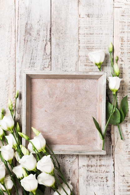 Houten achtergrond met boeket van witte bloemen