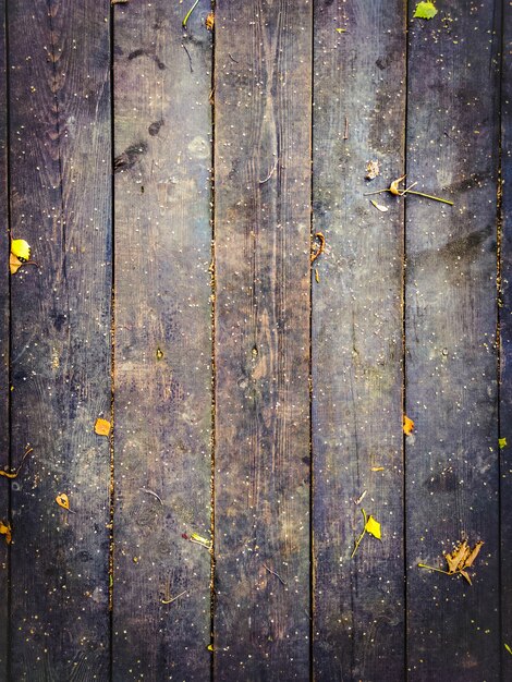 Houten achtergrond met herfstbladeren