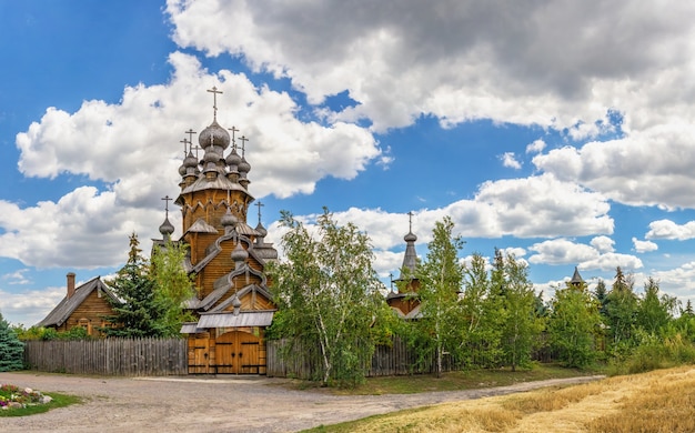 Houten All Saints skete, een deel van de Svyatogorsk Lavra in Oekraïne, op een zonnige zomerdag