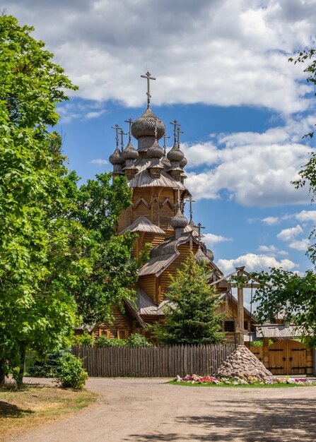 Houten All Saints skete, een deel van de Svyatogorsk Lavra in Oekraïne, op een zonnige zomerdag