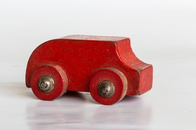 houten auto, auto gemaakt van hout, speelgoed en ambachten, houten auto op de witte achtergrond